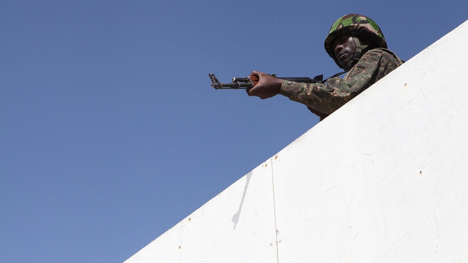 A Gambian soldier participating in exercise Western Accord 2012 practices clearing a rooftop during urban combat techniques training July 13, 2012, in Thies, Senegal 120713-M-ZR240-015, Gambie. Image d'archive.