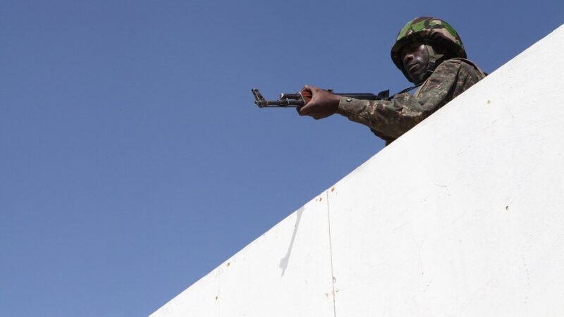 A Gambian soldier participating in exercise Western Accord 2012 practices clearing a rooftop during urban combat techniques training July 13, 2012, in Thies, Senegal 120713-M-ZR240-015, Gambie. Image d'archive.