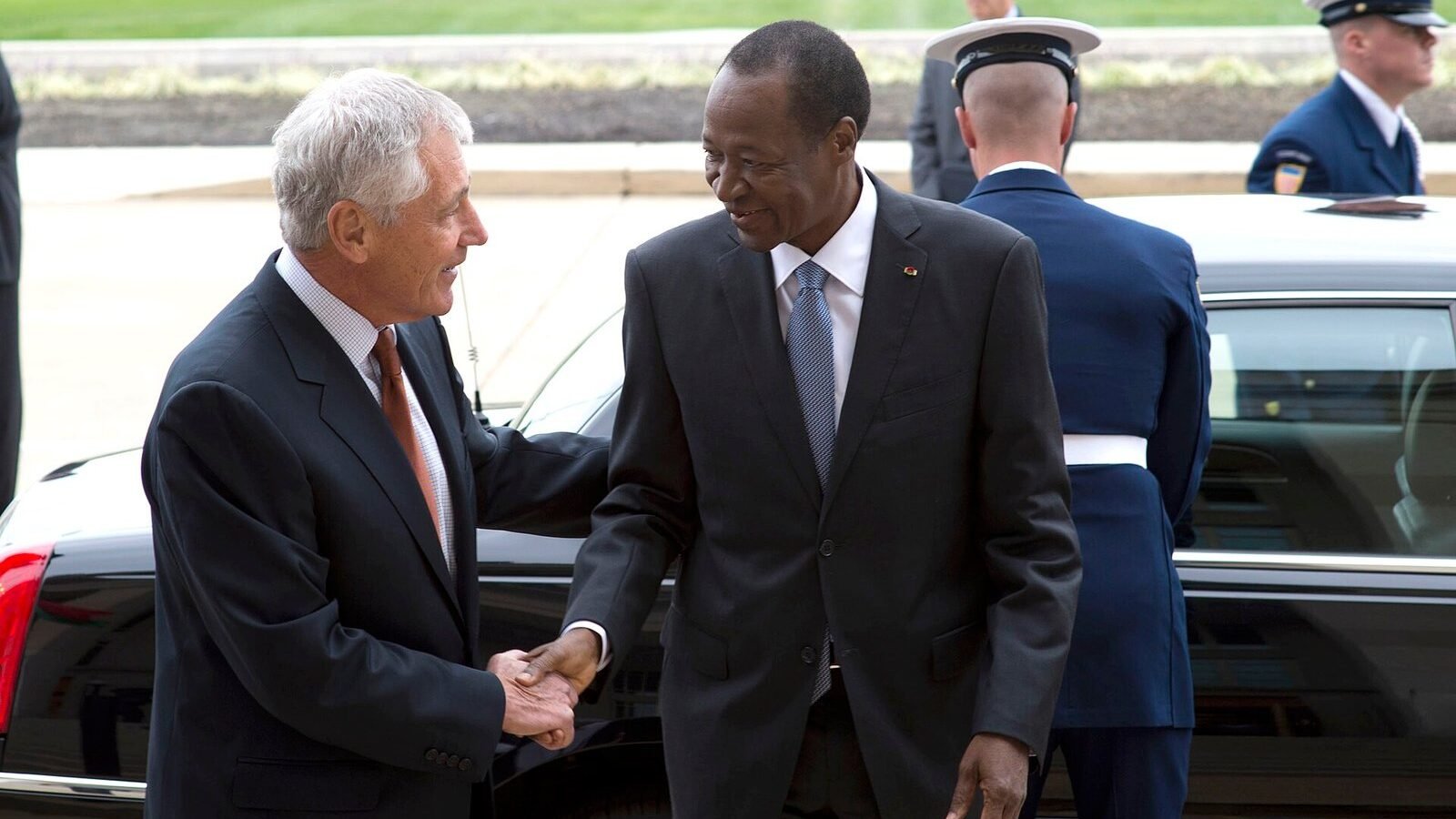 Secretary of Defense Chuck Hagel, left, greets Burkina Faso President Blaise Compaore upon his arrival at the Pentagon in Arlington, Va 130923-D-BW835-090, Burkina Faso. Image d'archive.